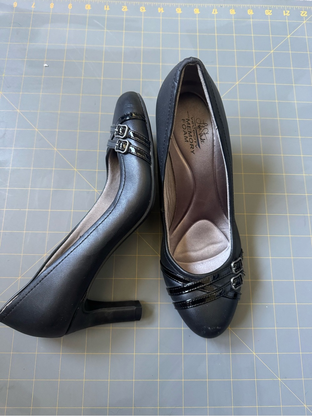 Life Stride Black Mid Heel Pumps with Buckle Trim Memory Foam Sz 9